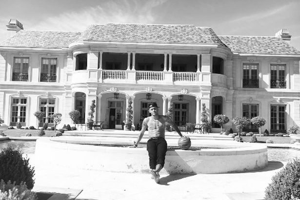 Neymar-sitting-in-front-of-his-Airbnb-Beverly-Hills-Mansion