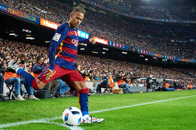 Neymar supports Messi