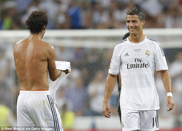 Raul Gives T Shirt Number 7 to Cristiano Ronaldo [Video]